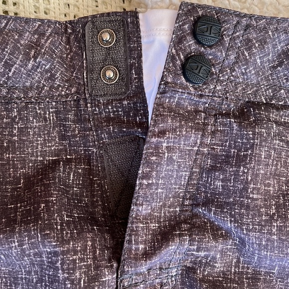 Ocean Earth medium hybrid shorts with attached waterproof carry pouch. - Picture 4 of 6